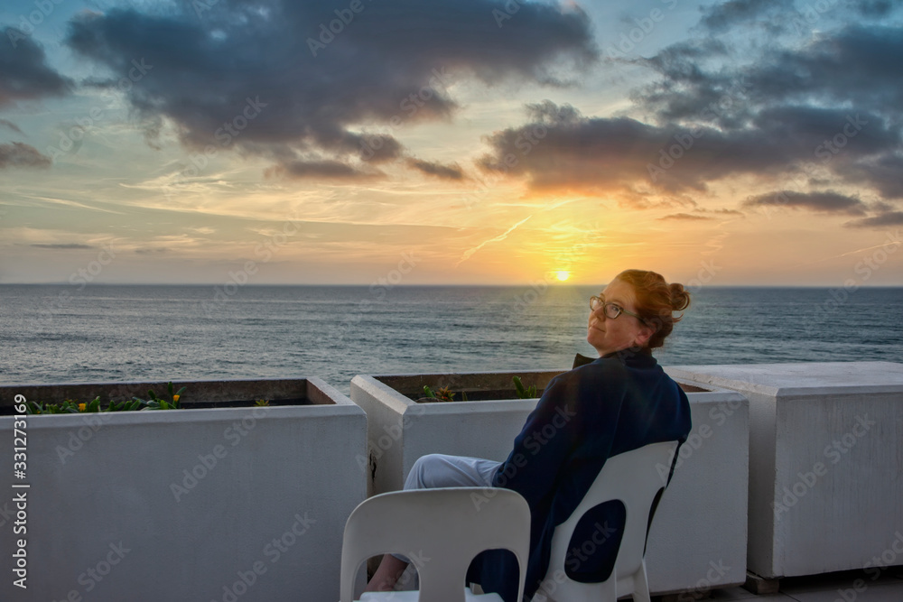 Fototapeta premium woman ocean sunset