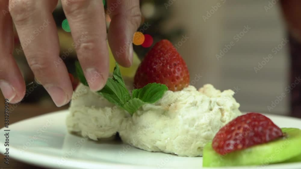 POSTRE CON FRESA Y MENTA