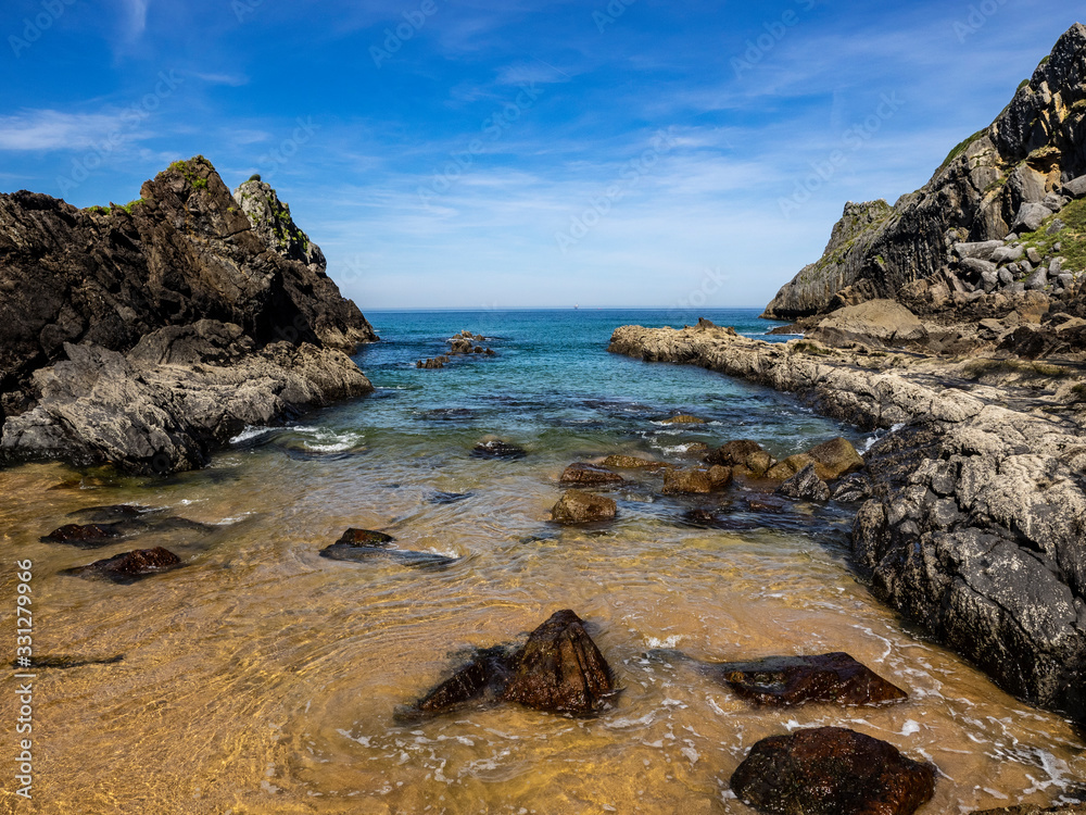 Cala rocosa en un día claro en la costa de Cantabria