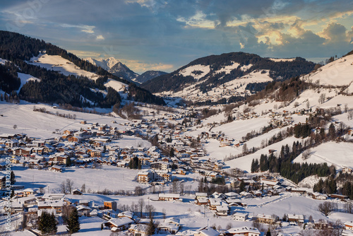 Blick auf Niederau im Winter in der Wildschönau Tirol 