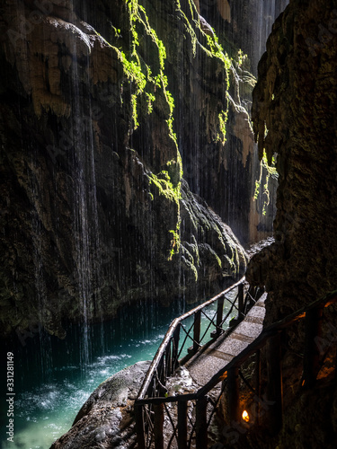 Cascadas de agua dentro de una gruta en el Monasterio de Piedra de Zaragoza