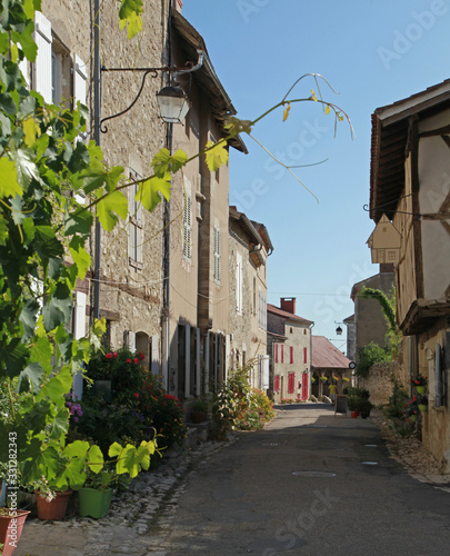 Fototapeta Naklejka Na Ścianę i Meble -  Village de Charroux dans l'Allier en France
