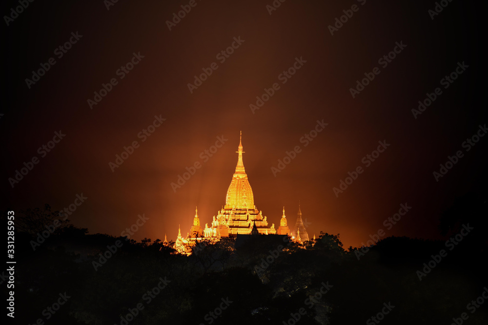 Obraz premium The Ananda Temple, located in Bagan, Myanmar is a Buddhist temple built in 1105 AD during the reign of King Kyanzittha of the Pagan Dynasty