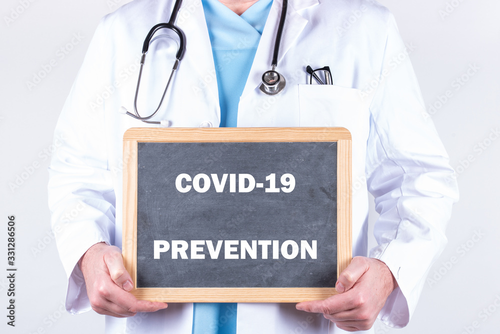 © HNFOTO - Arzt mit einer Tafel COVID 19 Prevention © HNFOTO - Arzt mit einer Tafel COVID 19 Prevention