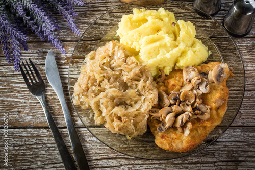 Fotografía Breaded pork chop with mushrooms.