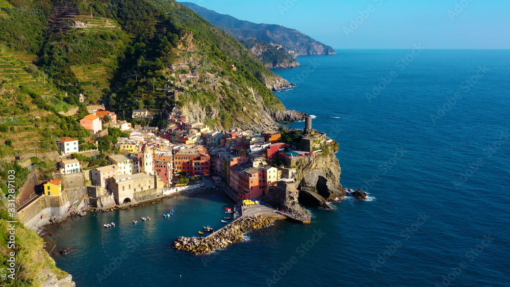 Houses on cliff in Vernazza village popular tourist destination in Cinque Terre National Park a UNESCO World Heritage Site, Vernazza, Liguria, Italy