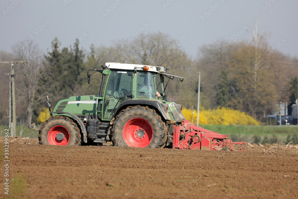 Fototapeta premium traktor auf einem feld