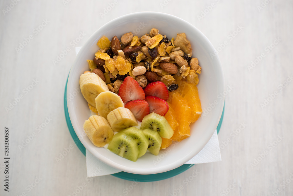 granola con frutas y yogurt Stock Photo Adobe Stock