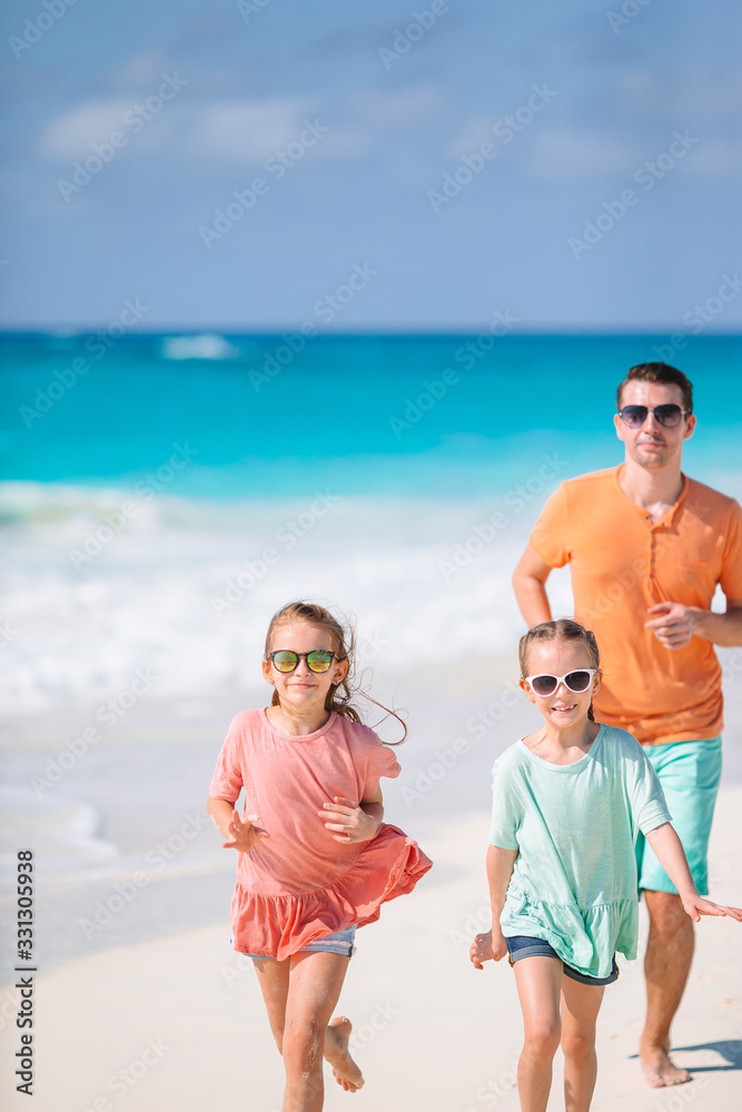 Fototapeta premium Father and kids enjoying beach summer vacation