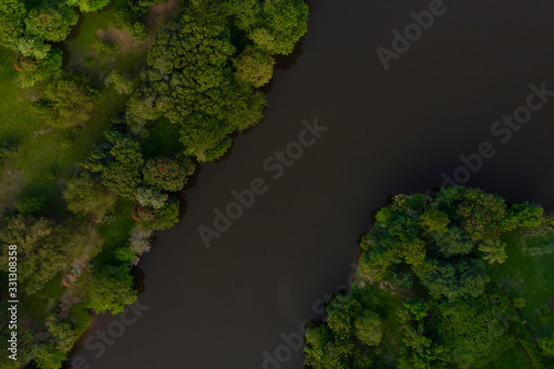 Lago entre árvores visto do alto