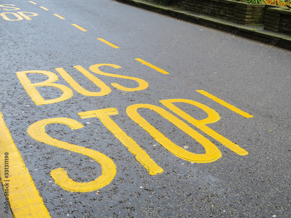 Obraz premium Roadsign indicating a bus stop in yellow letters
