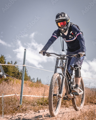 Pilote de vtt de descente avec le maillot de l'équipe de France en été