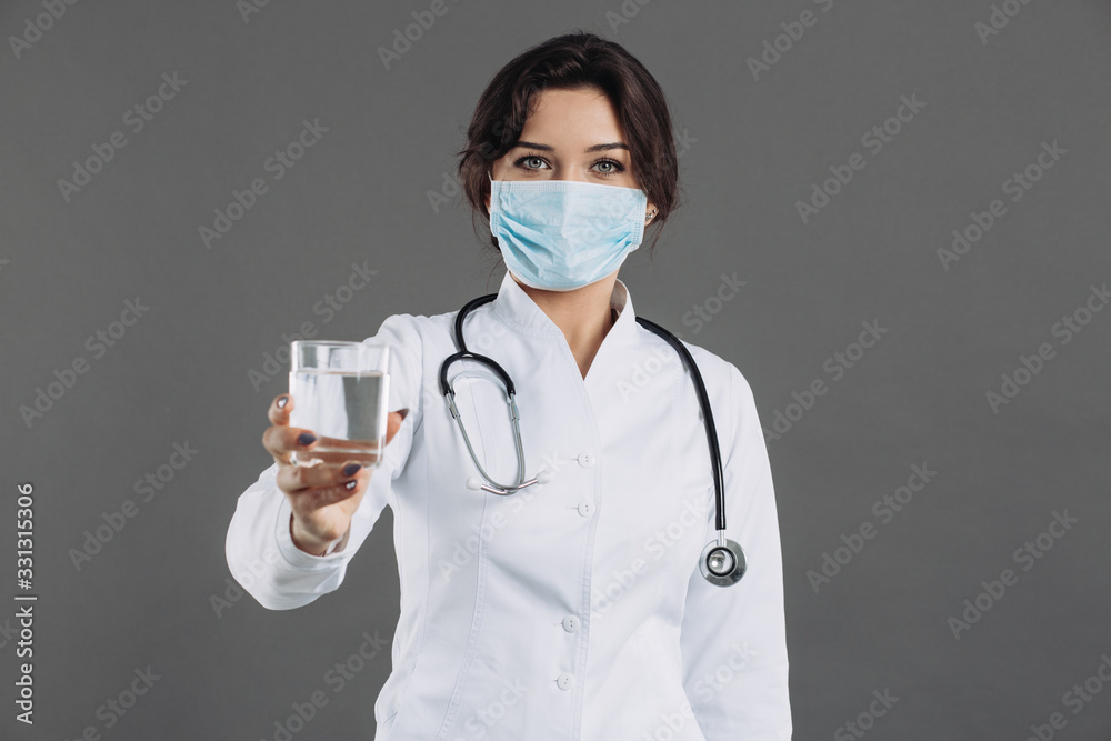 Φωτογραφία The doctor holds a glass of water and recommends drinking water to fight the cor