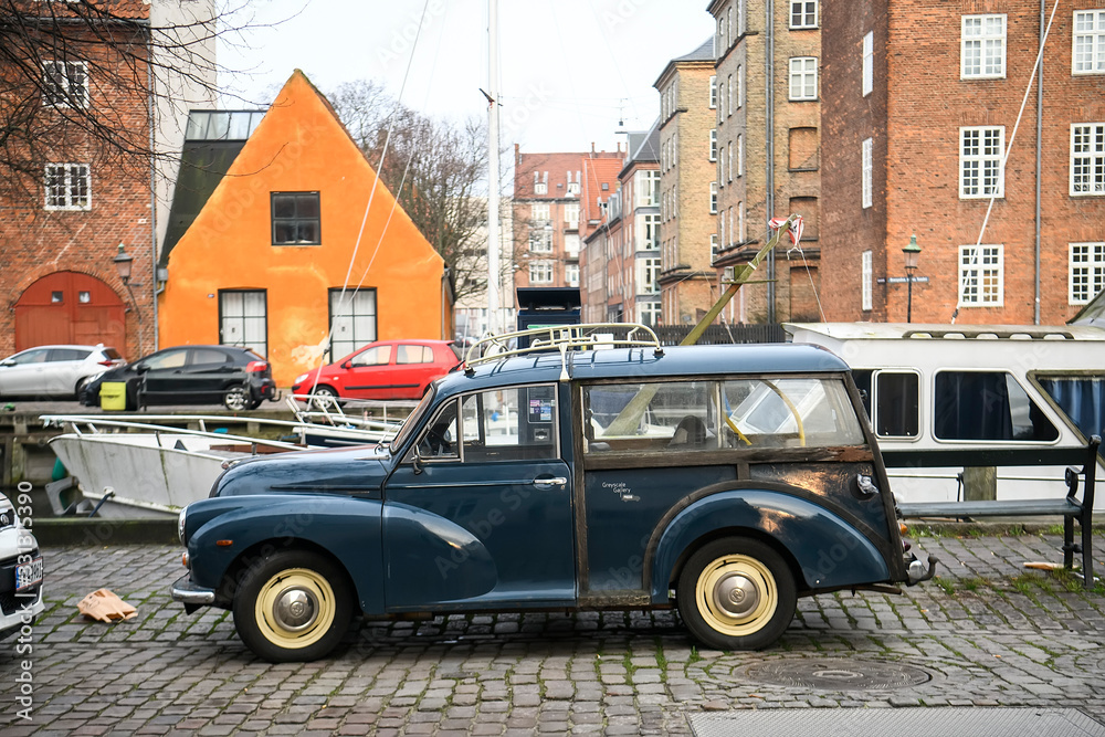 Φωτογραφία Retro car on the background of multicolored buildings on Christianshavns canal in Copenhagen, Denmark