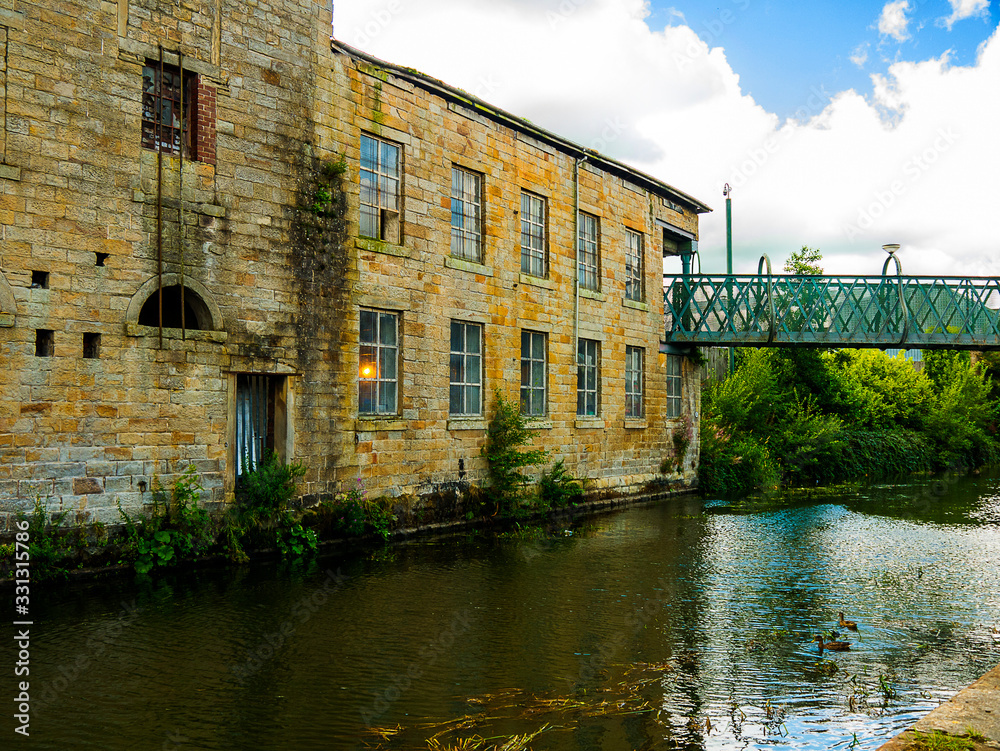 Φωτογραφία The Leeds and Liverpool Canal is a canal in Northern England, linking the cities of Leeds and Liverpool