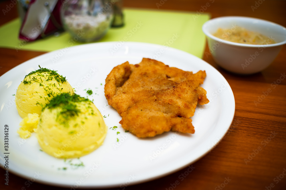 kotlet schabowy z ziemniakami, koperkiem i surówką kotlet schabowy z ziemniakami, koperkiem i surówką