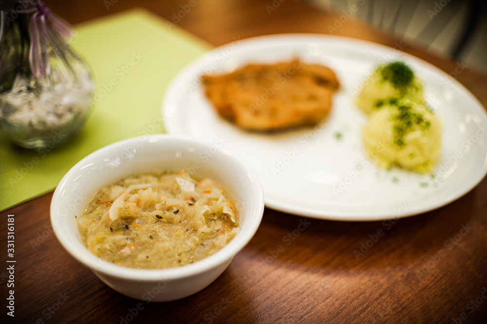 kotlet schabowy z ziemniakami, koperkiem i surówką