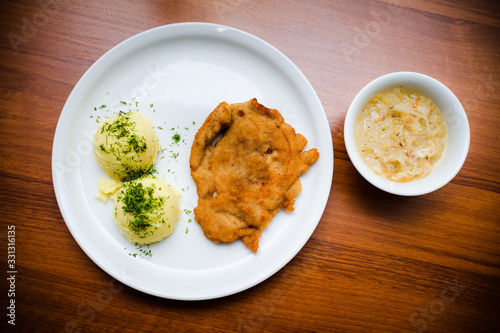 kotlet schabowy z ziemniakami, koperkiem i surówką photo