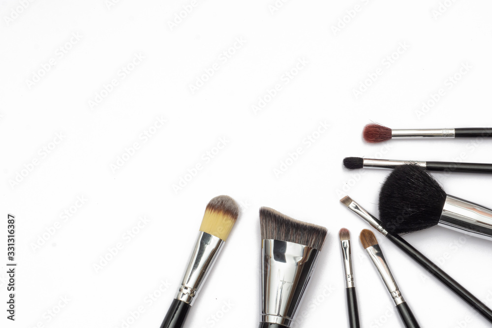  Brochas de maquillaje acomodadas de manera estética sobre un fondo blanco foto de Stock