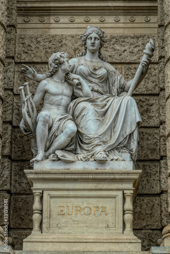 Decorative marble sculptures and columns on the facade of the building of the National Museum of Natural History in the building of the Hofburg Palace in Vienna, Austria © konoplizkaya