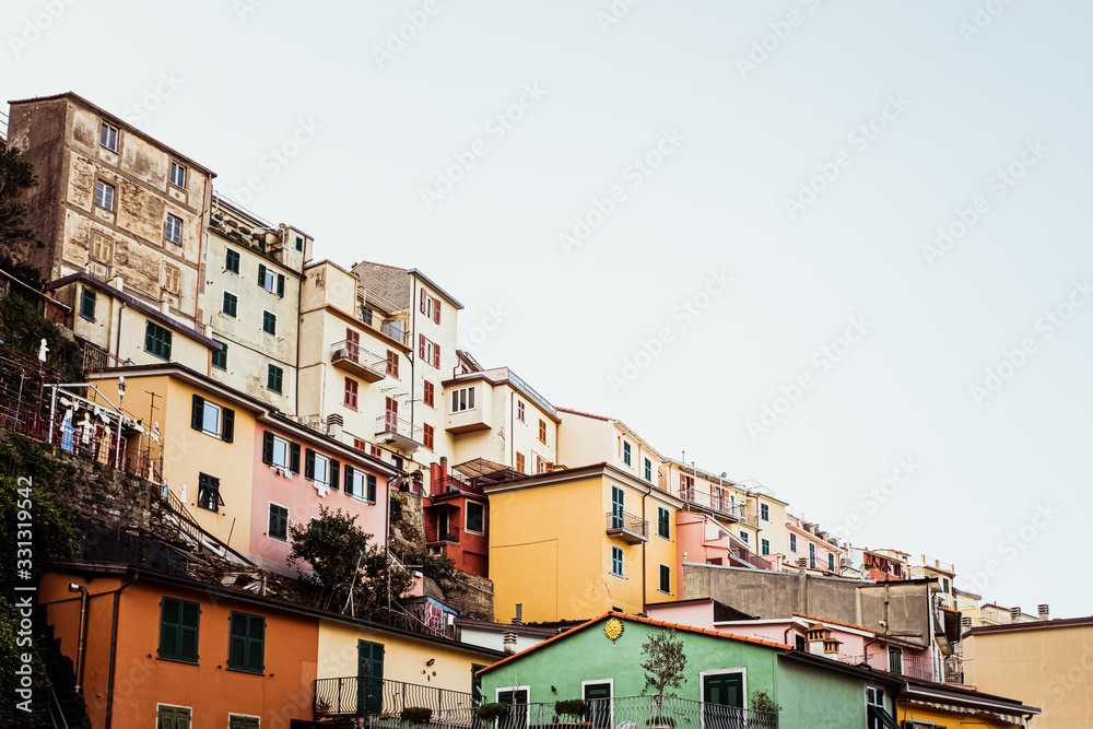 Manarola traditionnel village italien typique dans le parc national des Cinque Terre, bâtiments multicolores colorés maisons sur falaise rocheuse, Ligurie, Italie
