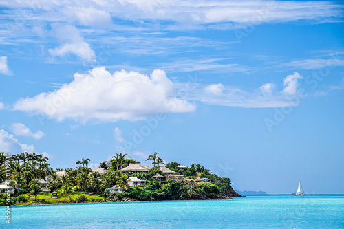 Fototapeta Naklejka Na Ścianę i Meble -  caraibi 01 - paesaggio caraibico con mare e cielo azzurri, villaggio e palme. 