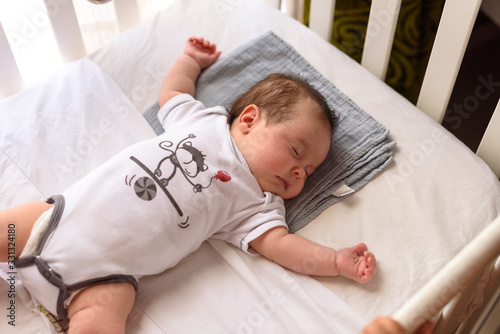 Bebé pequeño dormido en cuna