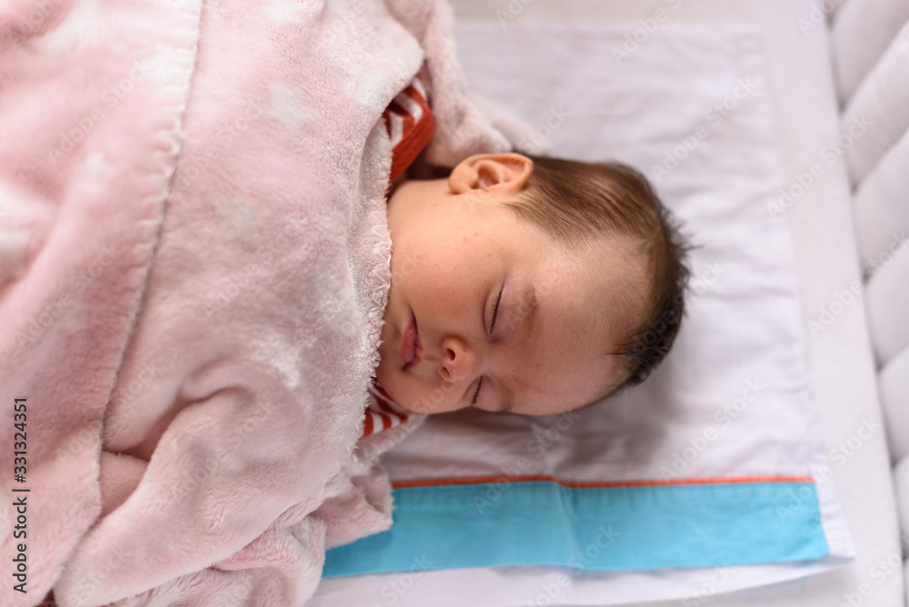 Bebé pequeño dormido en cuna Bebé pequeño dormido en cuna