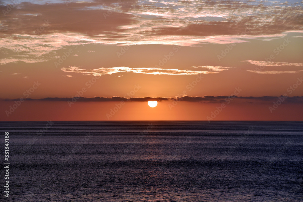 Fototapeta premium Beautiful sunset over the calm Pacific Ocean. 
