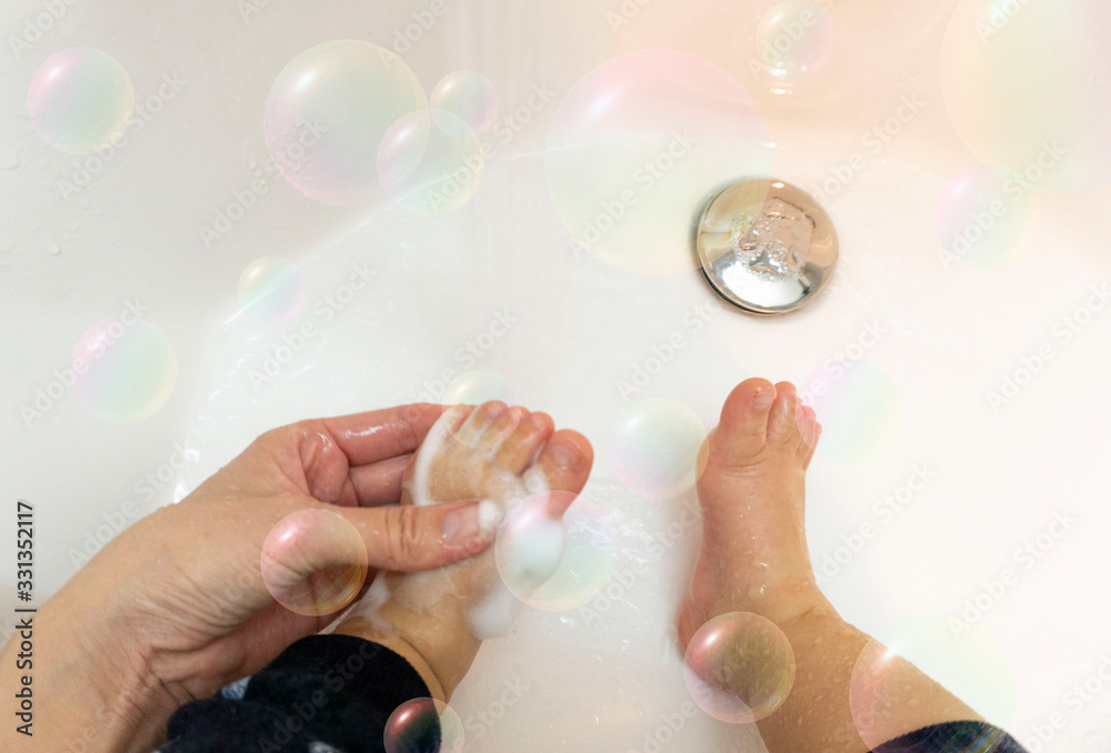 幼児の足を洗う ウイルス対策 Stock Photo Adobe Stock