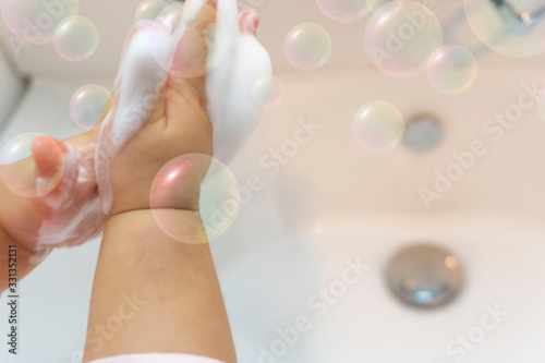 手を洗う幼児しゃぼん玉 ウイルス対策 