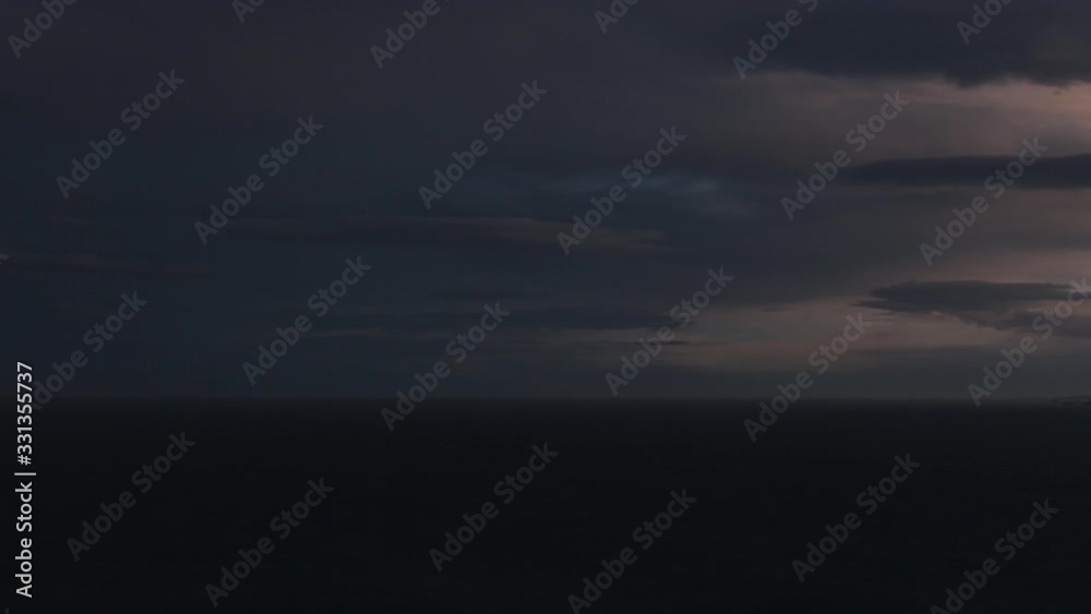 Wolken ziehen über das Meer nach Sonnenuntergang