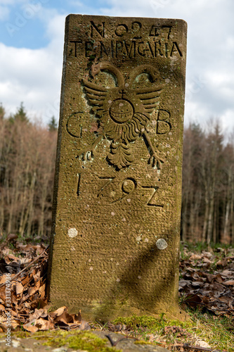 Adlerstein, Dreimärker Grenzstein im Odenwald mit doppelkopf Reichsadler und kaiserlichem Reichsapfel