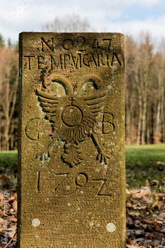 Adlerstein, Dreimärker Grenzstein im Odenwald mit doppelkopf Reichsadler und kaiserlichem Reichsapfel