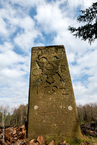 Adlerstein, Dreimärker Grenzstein im Odenwald mit doppelkopf Reichsadler und kaiserlichem Reichsapfel