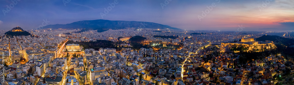 Panorama der beleuchteten Skyline von Athen, Griechenland, mit der Akropolis und zahlreichen Touristenattraktionen bis zum Hafen von Piräus