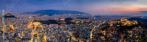 Panorama der beleuchteten Skyline von Athen, Griechenland, mit der Akropolis und zahlreichen Touristenattraktionen bis zum Hafen von Piräus