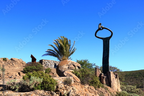 Foto Monument of whistling language at the overlook Mirador de Igualero and the churc