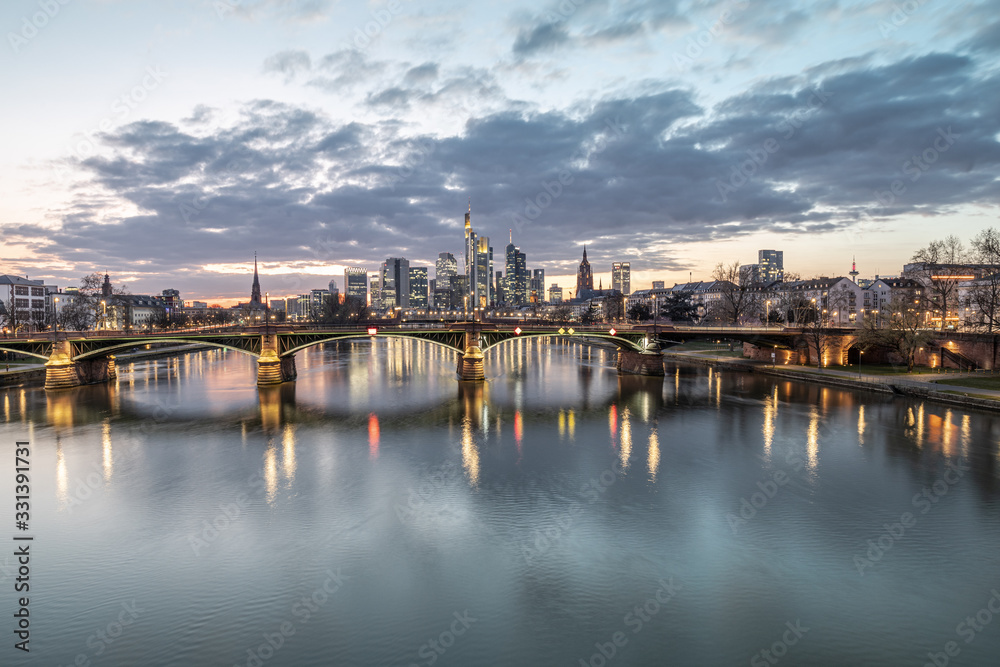 Sonnenuntergang über Frankfurt Skyline, Spiegelung der Wolken im Wasser