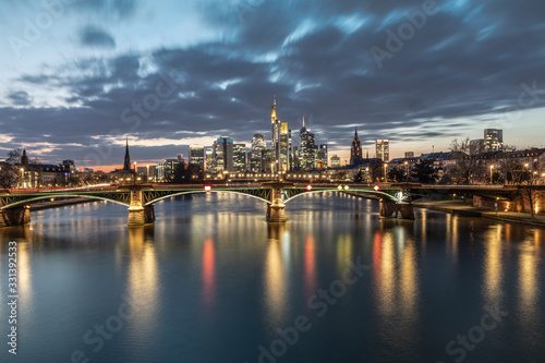 Sonnenuntergang über Frankfurt Skyline, Spiegelung im Wasser © Anita Gläßner