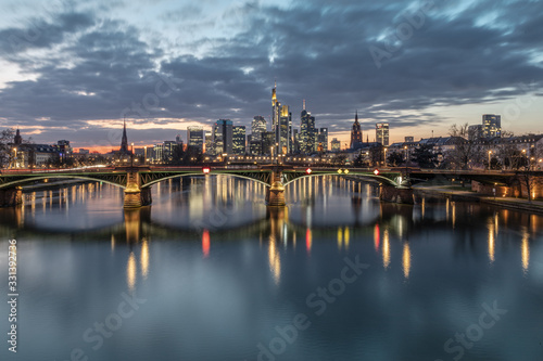 Sonnenuntergang   ber Frankfurt Skyline  Spiegelung im Wasser