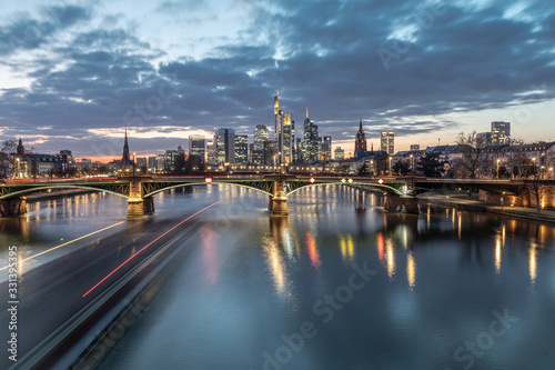 Sonnenuntergang über Frankfurt Skyline, Schiff im Wasser