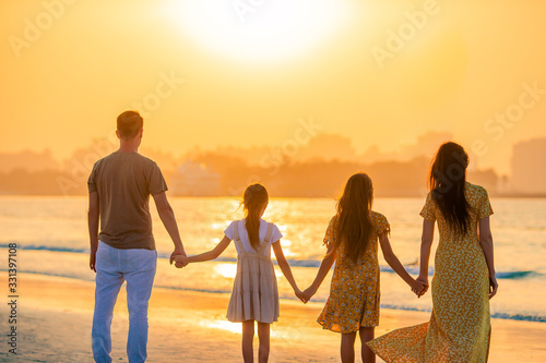 Canvas Print Young family on vacation have a lot of fun