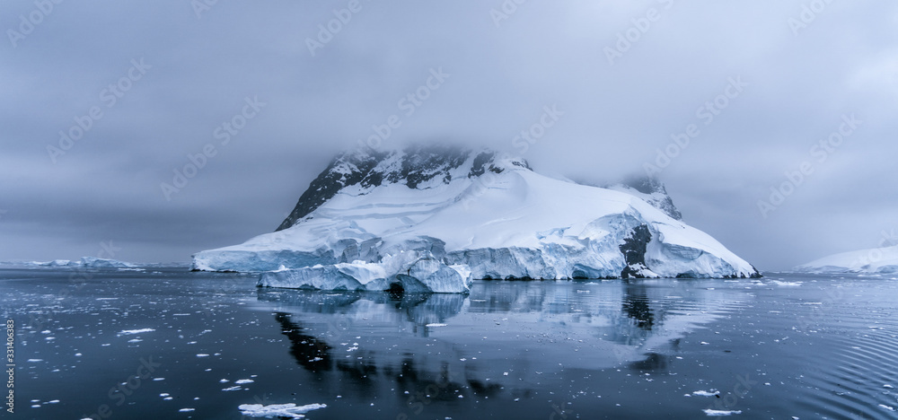 Fototapeta Góra lodowa na morzu Antarktydy. Port Lockroy.