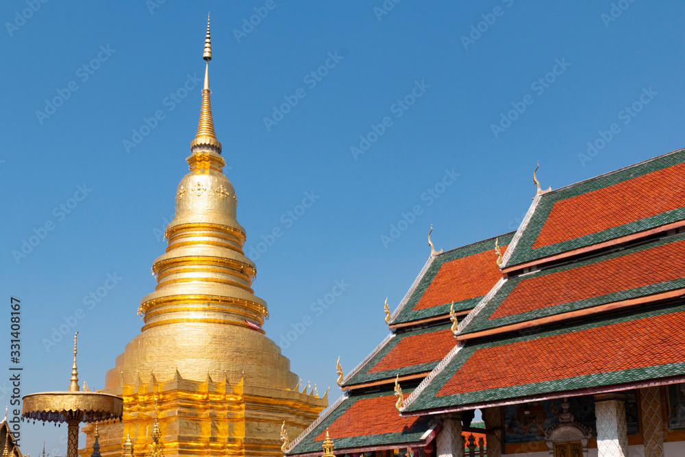 Naklejka premium Beautiful Golden Pagoda in a Temple in Northern Thailand. Golden Pagoda background at the beautiful temple.