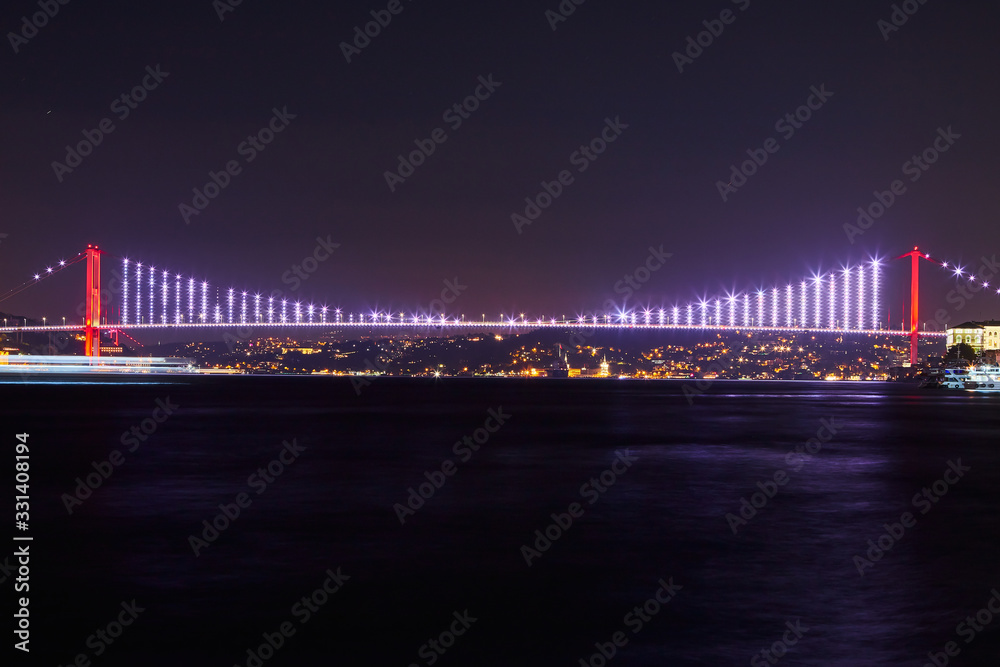 Fototapeta premium Most Bosfor (15 lipca Most Męczenników) w Stambule, Turcja, panoramiczny widok w nocy
