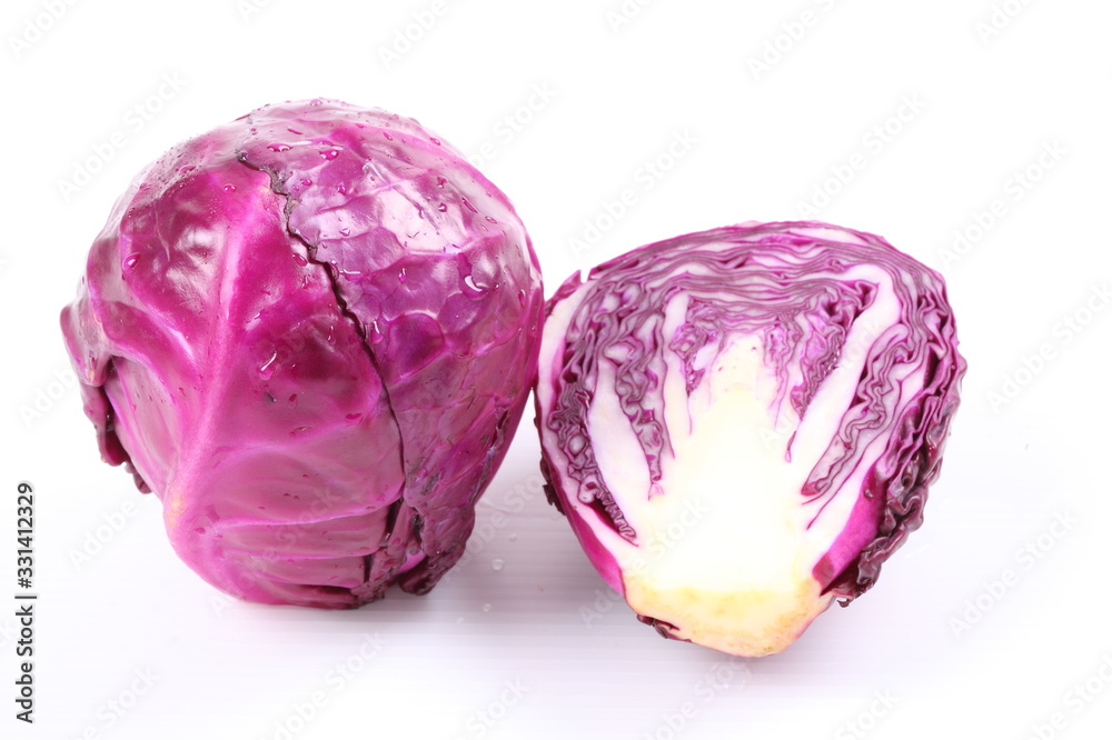 Obraz premium Red cabbage violet cabbage isolated on white background
