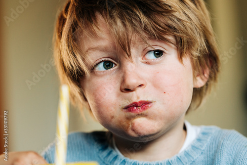 Junge beim Essen mit vollem Mund