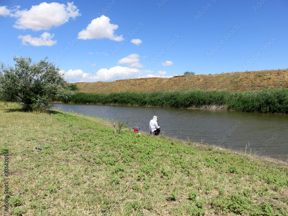 Obraz premium Fishing on the river on a clear summer day.