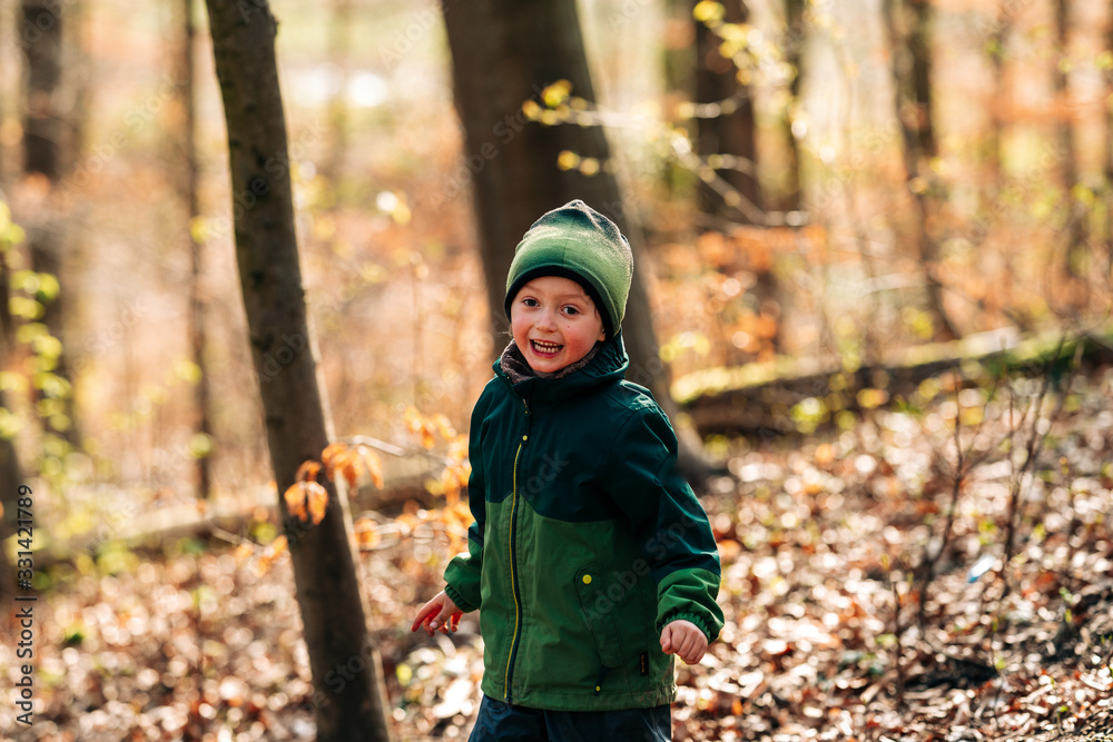 Junge spielt im Wald Junge spielt im Wald